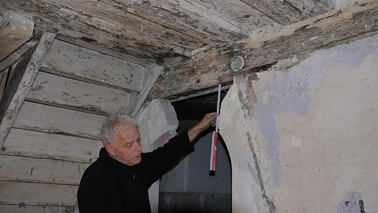 Karl-Heinz Feuerlein hat das Von-der-Saal-Haus schon eingehend untersucht. Foto: Pauline Lindner