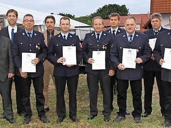 Die geehrten Feuerwehrleute aus der Gemeinde Hallerndorf mit Kreisbrandrat Oliver Flake, den Kreisbrandinspektoren Harald Kraus und Johannes Schmitt, Landrat Hermann Ulm, MdL Michael Hofmann und Bürgermeister Torsten Gunselmann. Foto: Mathias Erlwein