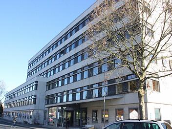 Das 60 Jahre alte Landratsamtsgebäude soll energetisch saniert werden.  Foto: Friedwald Schedel