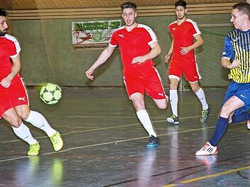 Packende Zweikämpfe bestimmten das Spielgeschehen so wie hier im Endspiel zwischen der Larry Bande (rotes Trikot) und Sancho Pancho.  Foto: Klaus Gagel