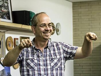 Dirigent Markus Hollstein bei der Probenarbeit mit der Blaskapelle MeederFoto:Jochen Berger