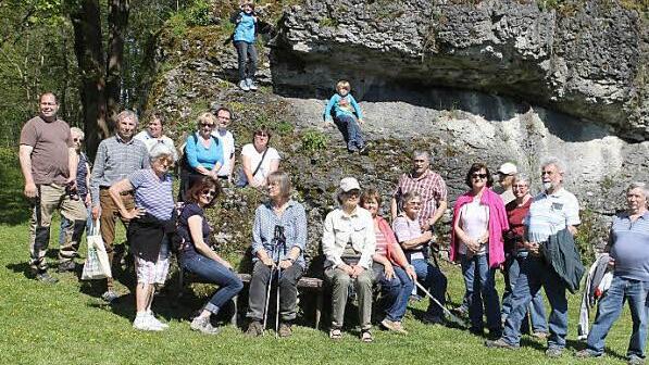 Auch Pausen sind wichtig: Am markanten Felsblock Langer Stein mit der Marienstatue, die nach dem Vorbild der Madonna von Fatima gestaltet ist, macht die Gruppe Rast. Foto: Jupp Schr&ouml;der