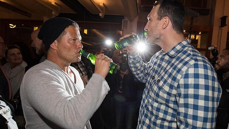 Til Schweiger und Schwergewichts-Boxer Wladimir Klitschko (r) trinken am 02.11.2016 in Hamburg bei der Eröffnung des neuen Restaurants "Barefood Deli" von Schweiger ein Bier. Foto: Christian Charisius/dpa