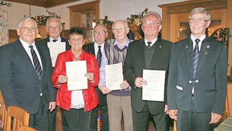 Die geehrten Mitglieder mit den Vertretern des Chors (von links): Vorsitzender Reiner Sauer, Manfred Hess, Rosl Pflaum, Manfred Richter, Rudolf Rückel, Otto Frank und Richard Schätzlein.  Fotos: Günther Geiling