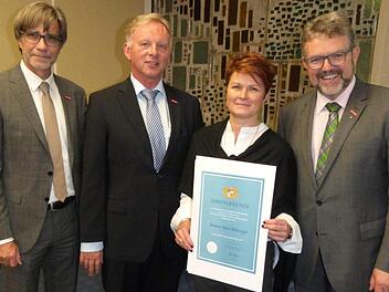 Aus dem Bereich der Kreishandwerkerschaft Kulmbach wurde die Friseurmeisterin Annette Kurz-Mähringer aus Marktschorgast mit der Urkunde "Verdienter Ausbilder" geehrt. Von links: HWIK-Hauptgeschäftsführer Thomas Koller, Kreishandwerksmeister Günter Stenglein, Annette Kurz-Mähringer und HWK-Präsident Thomas Zimmer.Werner Reißaus