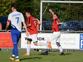 Torsten Weiß (rechts, Rugendorf) freut sich über seinen Kopfball-Treffer zum 3:0.  Foto: Peter Mularczyk