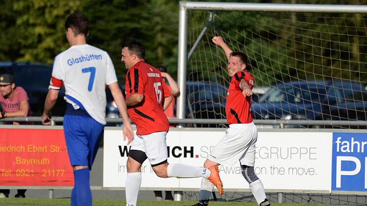 Torsten Weiß (rechts, Rugendorf) freut sich über seinen Kopfball-Treffer zum 3:0.  Foto: Peter Mularczyk