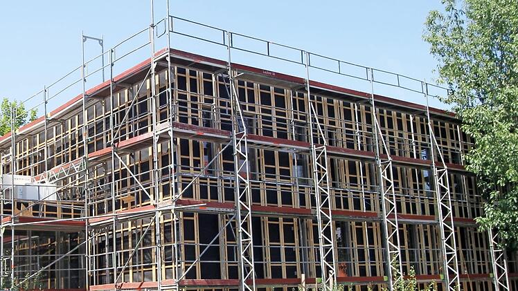 Blick auf das neue Wohnheim der Meisterschule Ebern für das Schreinerhandwerk, das in Holz- und Ständerbauweise erstellt wurde. Foto: Günther Geiling
