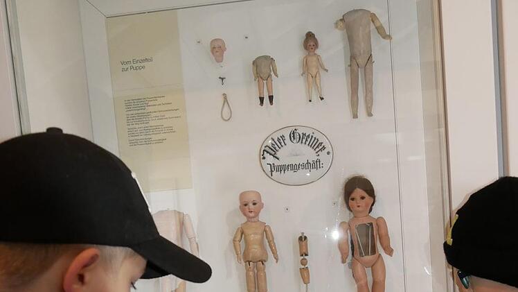 Und alles musste sehr genau unter die Lupe genommen werden in der  geheimnisvollen Museumswelt. Foto: Manja von Nida