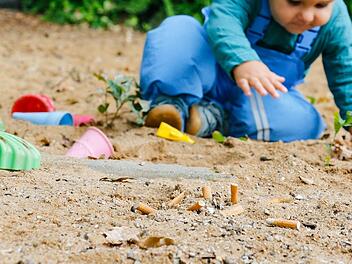 Kippen, Kippen, Kippen - auf vielen Spielplätzen sind Fluppen im Sand Alltag.  "Es reicht", findet unser Autor, selbst Vater zweier Kinder. Foto: Matthias Hoch
