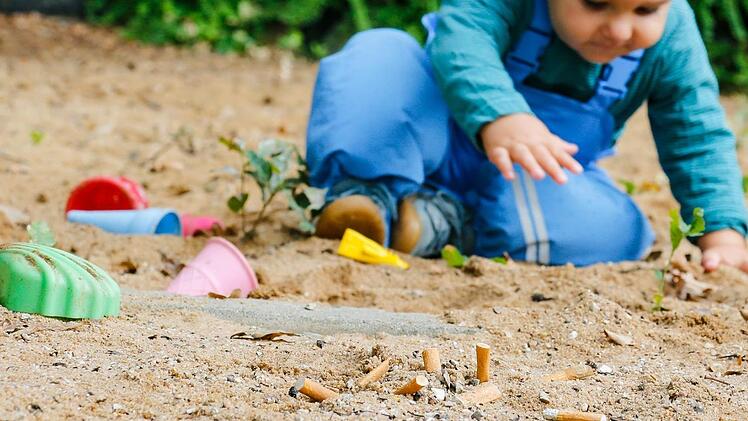 Kippen, Kippen, Kippen - auf vielen Spielplätzen sind Fluppen im Sand Alltag.  "Es reicht", findet unser Autor, selbst Vater zweier Kinder. Foto: Matthias Hoch