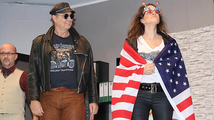Nach Amerika wollen Landrat Holger Sempert (links) und seine Ehefrau Iris  Riesen und dort eine Harley-Tour unternehmen. Hinten links Bürgermeister  Thomas Saal. Foto: Dieter Britz