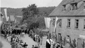 Die Fronleichnamsprozession 1955 vor dem Häusler Rathaus.Repro: Bernd Czelustek