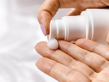 Besonders schwangere Frauen sollten auf die Inhaltsstoffe ihrer Pflegeprodukte achten. Symbolfoto: AdoreBeautyNZ/Pixabay.com