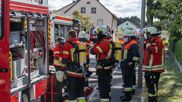 Gebäude steht in Vollbrand: Flammen zerstören Wohnhaus