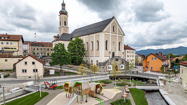 Auf der Hofer-Insel mitten in Furth ist zur Landesgartenschau 2025 ein Park mit Spielger&auml;ten entstanden.