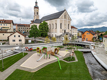 Auf der Hofer-Insel mitten in Furth ist zur Landesgartenschau 2025 ein Park mit Spielgeräten entstanden.