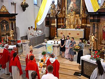 Aus den vier Pfarreien begr&uuml;&szlig;te Alisa Weidner zusammen mit Selina Nagengast, Emma Scharold und Sophia Ervedal-Rebello den Bamberger Erzbischof Herwig G&ouml;ssl.