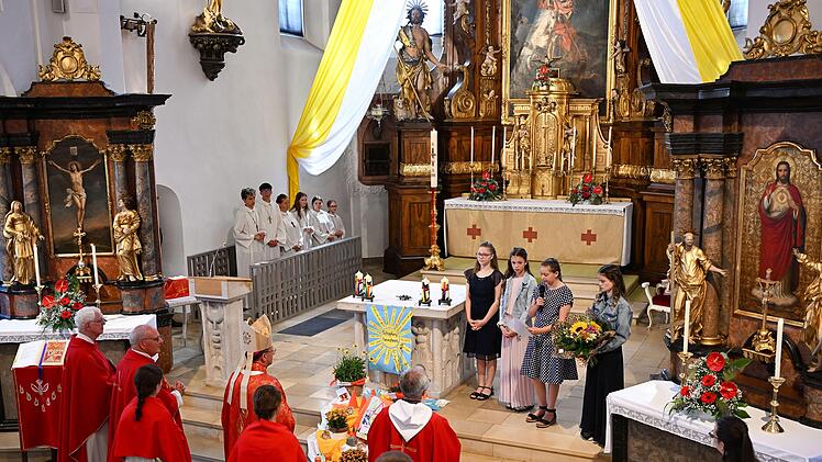 Aus den vier Pfarreien begr&uuml;&szlig;te Alisa Weidner zusammen mit Selina Nagengast, Emma Scharold und Sophia Ervedal-Rebello den Bamberger Erzbischof Herwig G&ouml;ssl.