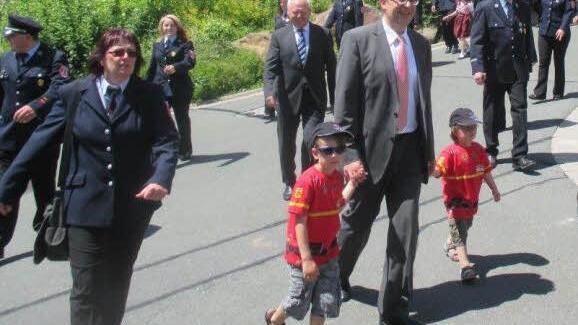 Beim Festumzug der Feuerwehr Schwürbitz waren Landrat Christian Meißner mit Kindern und Bürgermeister Helmut Fischer (links, dahinter) vorne mit dabei.