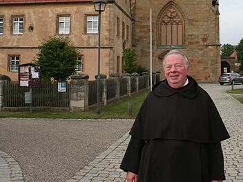 Mit Pater Wolfram Schüßler, der zum 31. August in den Ruhestand geht, endet auch die Ära der Karmeliten in Schlüsselau. Im Hintergrund die Wallfahrtskirche zur Schmerzhaften Dreifaltigkeit und das Klostergebäude. Foto: Evi Seeger