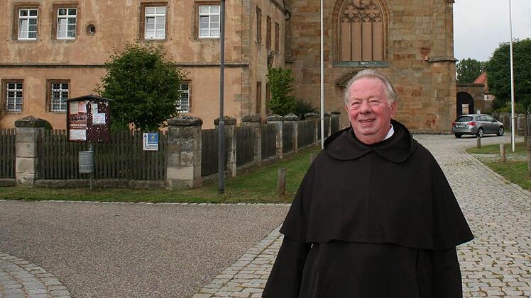 Mit Pater Wolfram Schüßler, der zum 31. August in den Ruhestand geht, endet auch die Ära der Karmeliten in Schlüsselau. Im Hintergrund die Wallfahrtskirche zur Schmerzhaften Dreifaltigkeit und das Klostergebäude. Foto: Evi Seeger