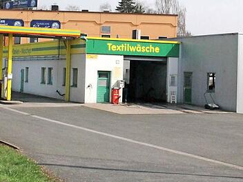Die Tankstelle in der Lichtenfelser Robert-Koch-Straße: Die Einbrecher sind über ein Fenster (offen, links im Bild) in den Verkaufsraum eingestiegen. Foto: Thomas Heuchling
