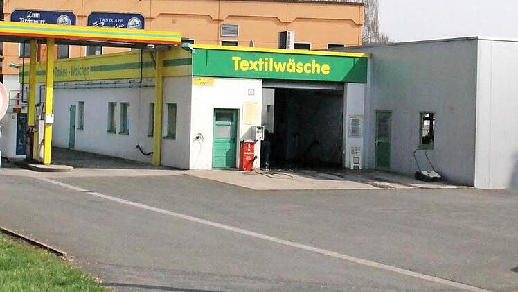 Die Tankstelle in der Lichtenfelser Robert-Koch-Straße: Die Einbrecher sind über ein Fenster (offen, links im Bild) in den Verkaufsraum eingestiegen. Foto: Thomas Heuchling