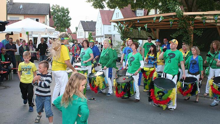 "Bateria quem é", die Sambagruppe aus der Region Bamberg, verbreitete brasilianisches Flair. Fotos: Evi Seeger