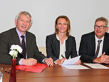 Monika Röther bei der Vertragsunterzeichnung mit Landrat Johann Kalb (links) und Geschäftsführer Manfred Fischer (rechts)