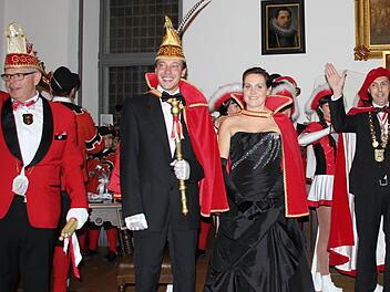 Bei der Proklamation des Prinzenpaares (von links): Kanzler Georg Löffler, Seine Tollität Holger I., Ihre Lieblichkeit Dana I. und Großmeyster Sigi Mayer, die Kleidermotte  Fotos: Friedwald Schedel
