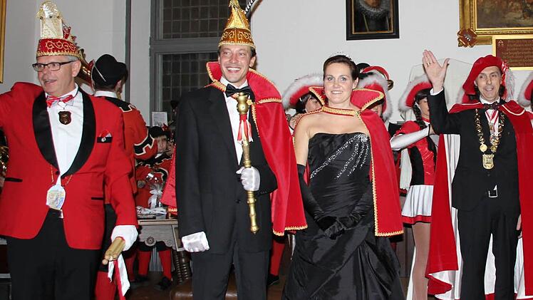 Bei der Proklamation des Prinzenpaares (von links): Kanzler Georg Löffler, Seine Tollität Holger I., Ihre Lieblichkeit Dana I. und Großmeyster Sigi Mayer, die Kleidermotte  Fotos: Friedwald Schedel