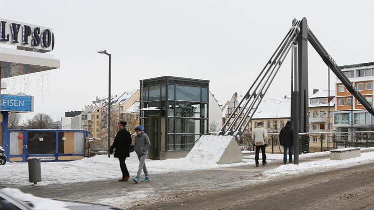 Das Plätzchen links im Bild wird in der Verwaltung derzeit als neuer Standort des Gedenksteins favorisiert. Foto: Barbara Herbst
