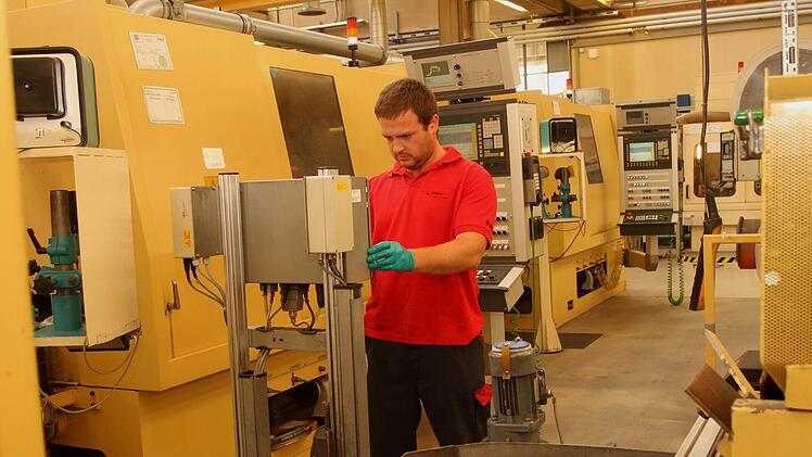 An der Hartbearbeitungslinie Waldemar Wagner bei der Arbeit. Alle Fotos: Günther Geiling