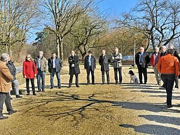 B&uuml;rgermeister Franz Schmidtlein (l.) erl&auml;utert auf dem Wanderparkplatz das Projekt. Foto: Karl Heinz Wirth