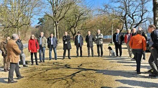 B&uuml;rgermeister Franz Schmidtlein (l.) erl&auml;utert auf dem Wanderparkplatz das Projekt. Foto: Karl Heinz Wirth