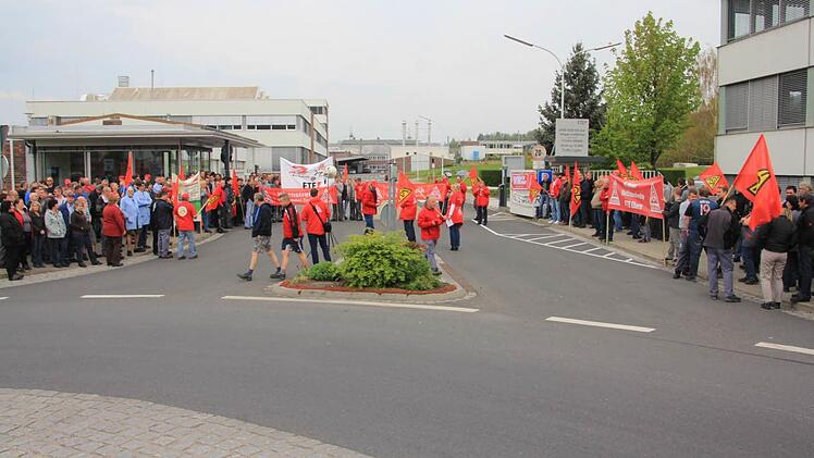 Warnstreik bei der Firma FTE in Ebern. Am Dienstagvormittag versammelten sich etwa 260 Bedienstete vor dem Werkstor, um ihrer Forderung nach fünf Prozent mehr Lohn Nachdruck zu verleihen. Foto: Helmut Will