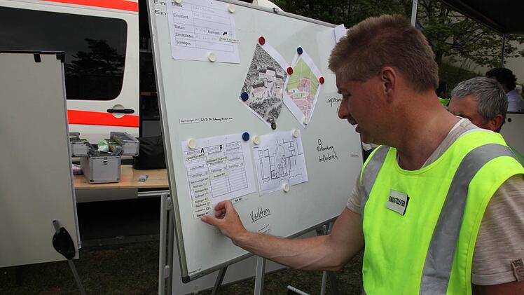 Einsatzleiter KBI Steffen Kiesel am Board mit der Übersicht. Foto: Paul Ziegler