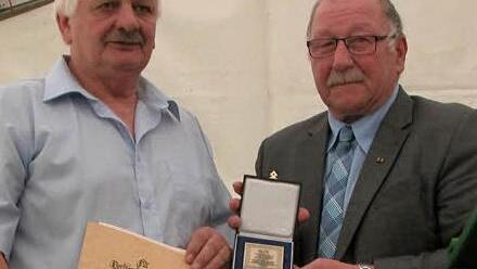 Waldemar Schmitt erhielt für 40-jährige Leistung von LSV-Kreisvorsitzenden Rainer Werner die Verbandsehrenmedaille in Gold .Foto: Ewald Kiesel