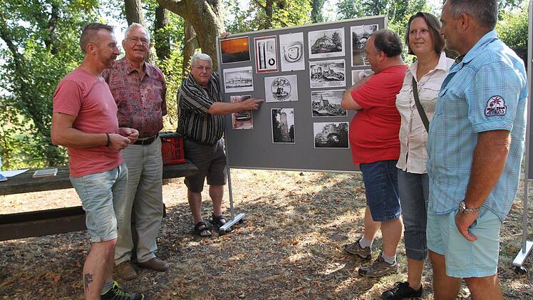 Willi Lediger (Dritter von links), eine bekannter Heimatforscher erläutert anhand von Schautafeln die Entwicklung und Geschichte der Wallburg.