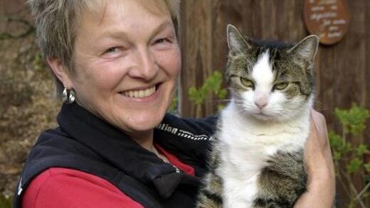 Marion Dann mit ihrem Stubentiger Findus. Foto: Andreas Welz