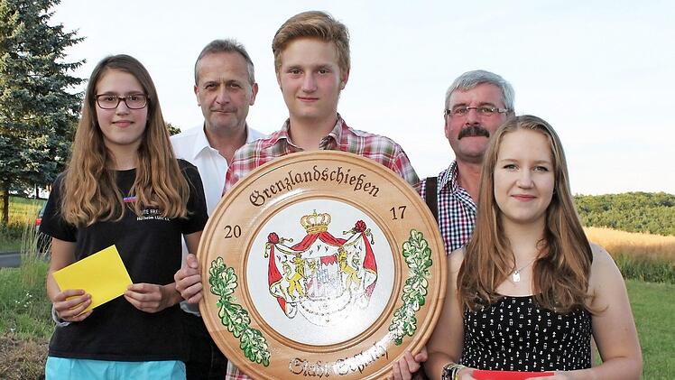 Sch&uuml;tzenmeister Bertram Schad und Sportleiter Erich Schwab (hinten, von links) freuen sich mit den Jugendsch&uuml;tzen des Ditterswinder Sportsch&uuml;tzenvereins Julia Alber sowie Paul und Maria Eckl.