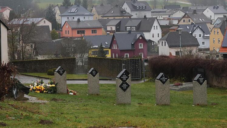 Auf dem Stammbacher Friedhof gibt es auch Raum für "normale" Gräber, auf die nur noch schmale Stein-Stelen hinweisen.Klaus Klaschka