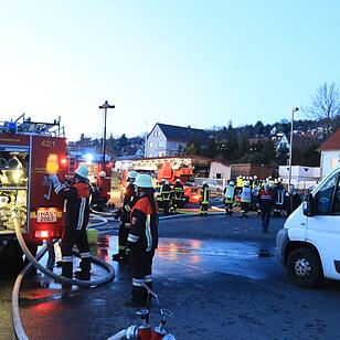 Unterfranken: Zwei Verletzte bei Brand in Industriehalle