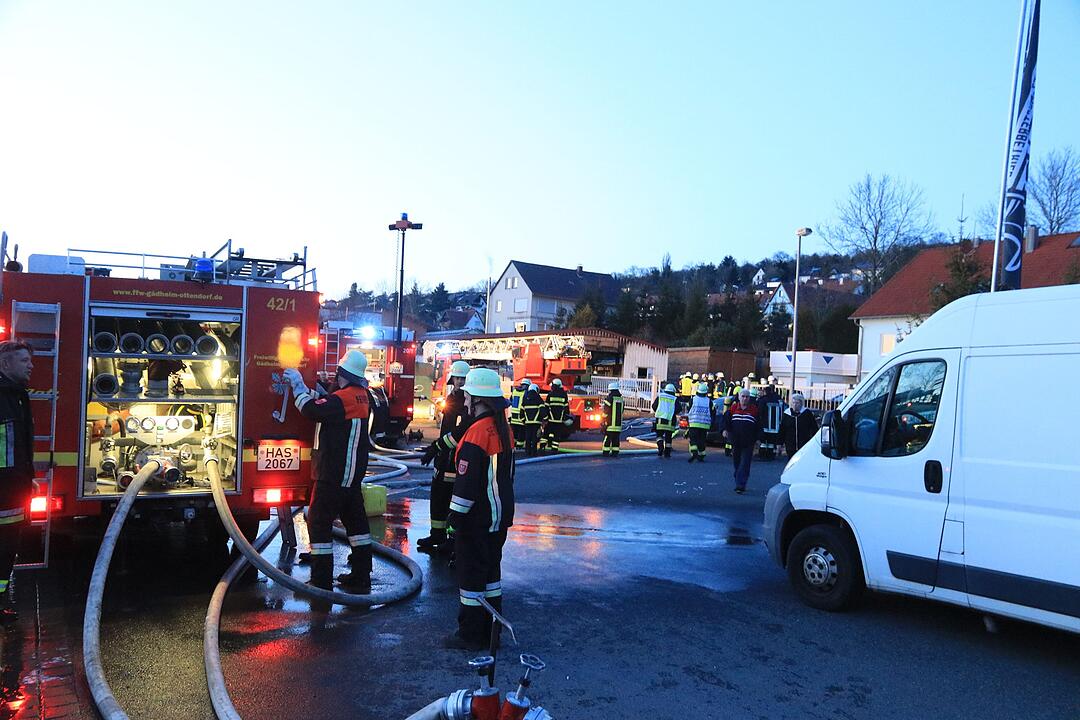 Unterfranken: Zwei Verletzte bei Brand in Industriehalle