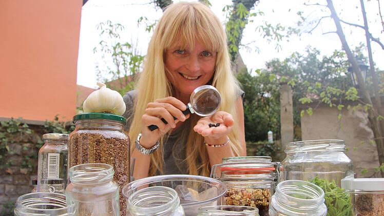 Apothekerin Anja Fahrmeier schaut ganz genau hin. Ist Superfood wirklich super? Diana Fuchs