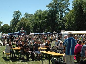Alles, was ein Sommerfest braucht, gab's im Rosengarten: Sonne, Wiese, Schatten, kulinarische Köstlichkeiten, Getränke, Spiel, Spaß und Musik.
