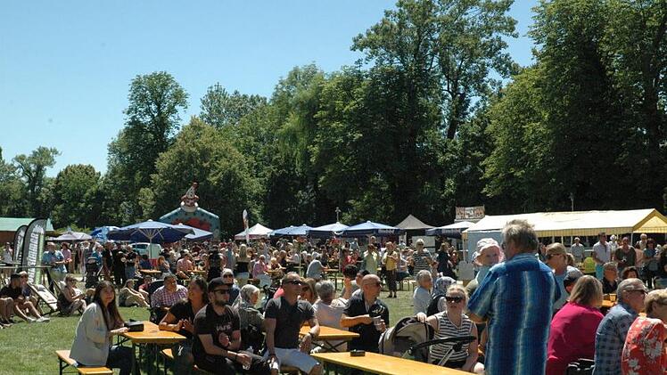 Alles, was ein Sommerfest braucht, gab's im Rosengarten: Sonne, Wiese, Schatten, kulinarische Köstlichkeiten, Getränke, Spiel, Spaß und Musik.