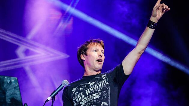 Umjubeltes Konzert: James Blunt begeisterte 6000 Besucher auf dem Coburger Schlossplatz.  Foto: Matthias Hoch