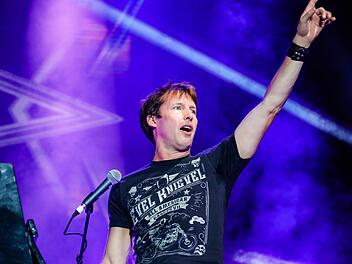 Umjubeltes Konzert: James Blunt begeisterte 6000 Besucher auf dem Coburger Schlossplatz.  Foto: Matthias Hoch